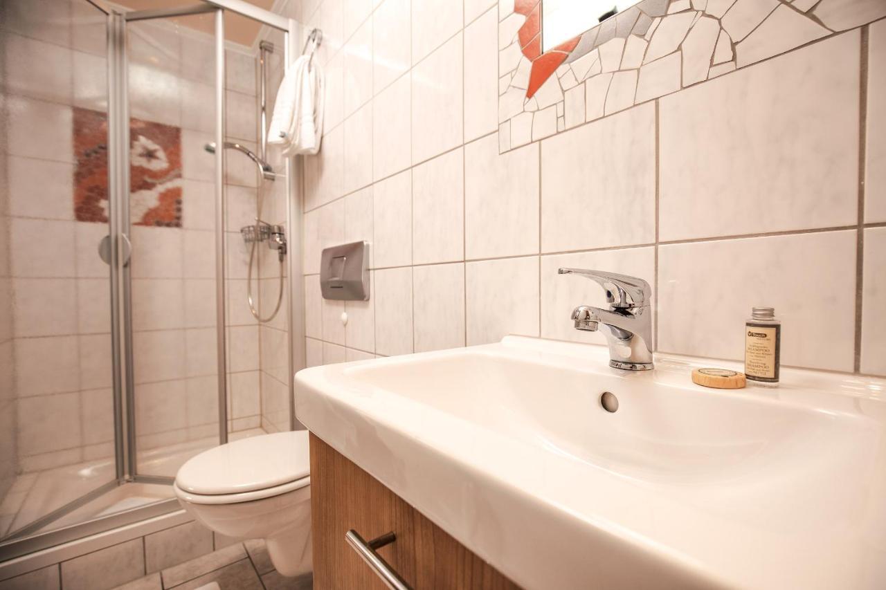 Kolmsteiner Hof Hotel นูเคอร์เคน ไบม์ ไฮลิเงน บลูท ภายนอก รูปภาพ